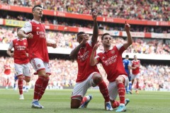 曼联惨败曼市德比：阿莫林的执教危机与未来教练人选的热议